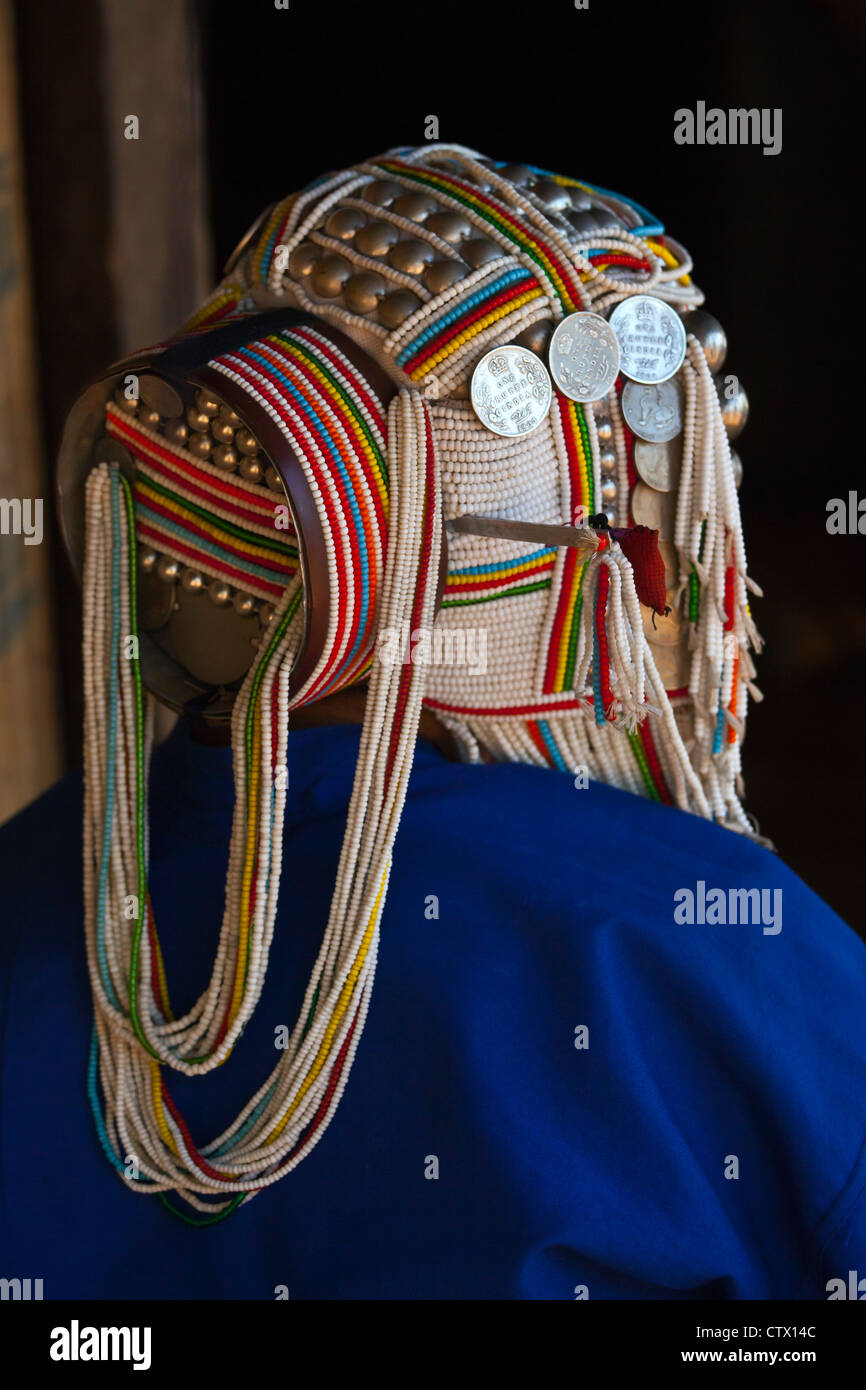 Le donne della tribù AKHA usura elaborati copricapi fatti di perle, monete d'argento e la mano si profilava il cotone - KENGTUNG, MYANMAR Foto Stock