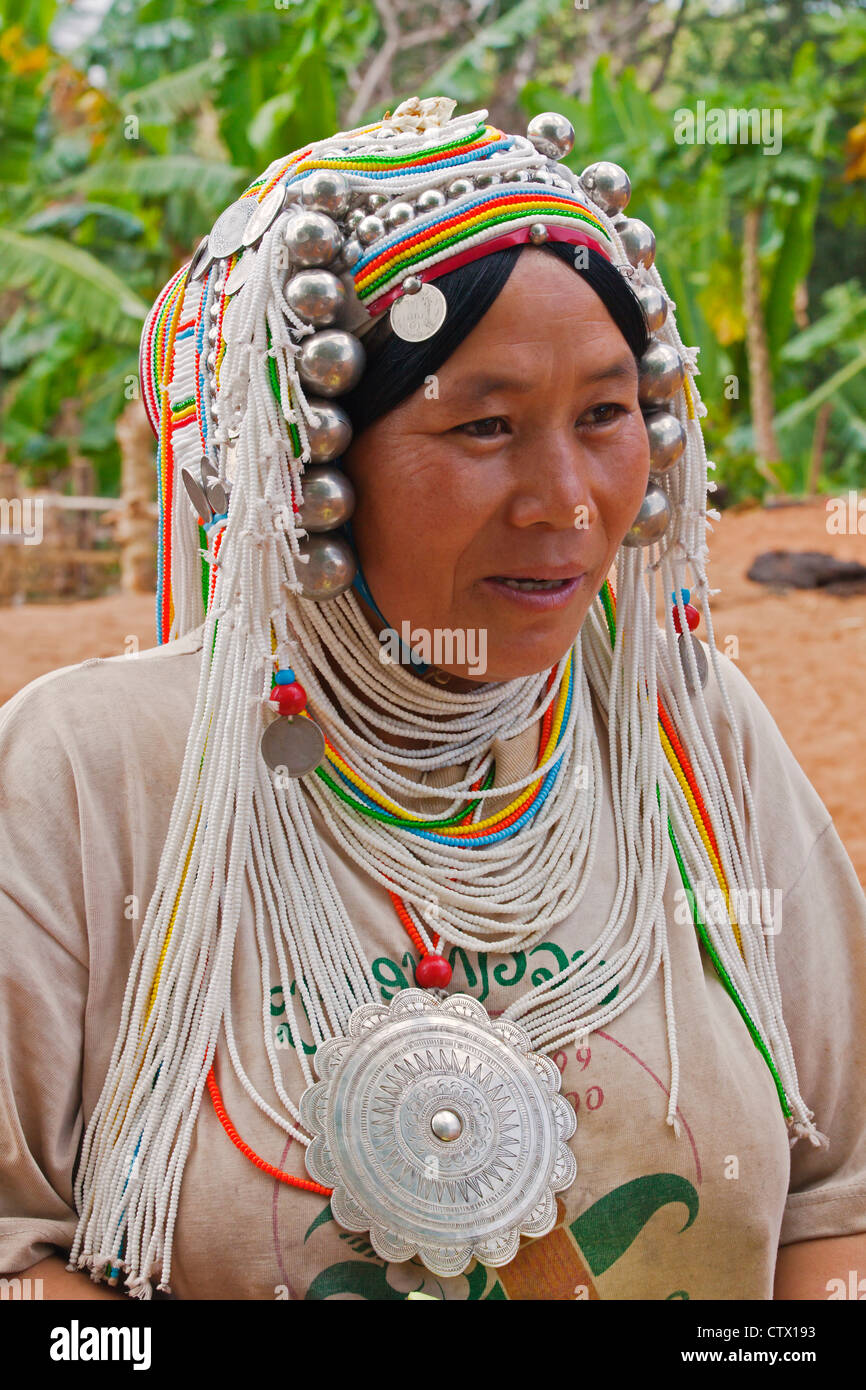 Donna della tribù AKHA indossando elaborati copricapi fatti di perle, monete d'argento e la mano si profilava il cotone - KENGTUNG , MYANMAR Foto Stock