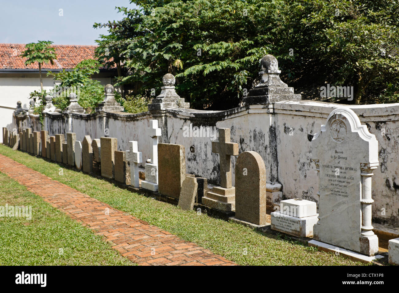 Tomba di pietre al di fuori di chiesa olandese riformata entro Forte Galle, Galle, Sri Lanka Foto Stock