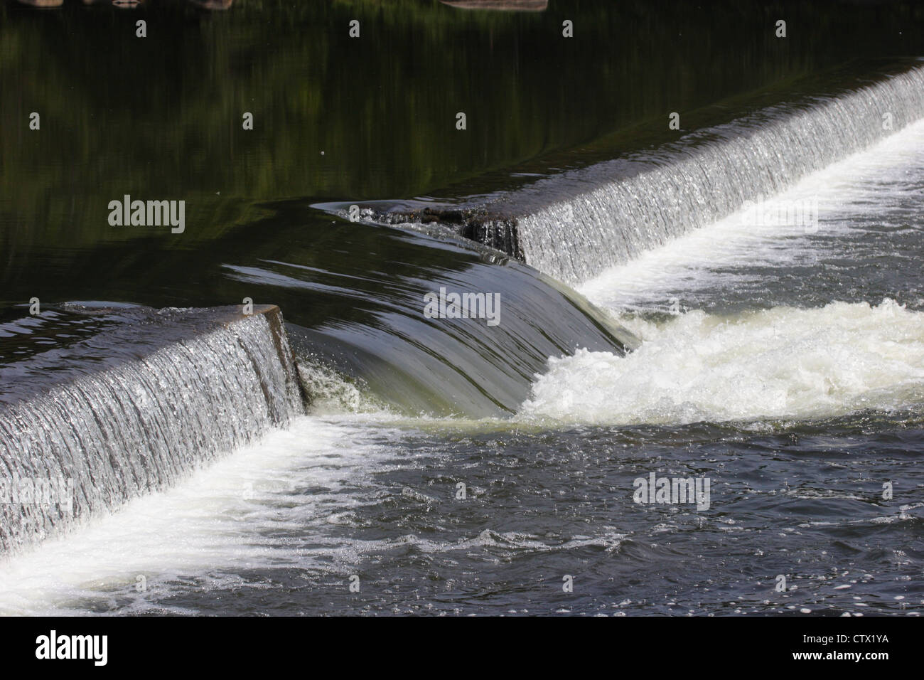 Diga sul fiume James con la tacca per consentire migratori a nuotare a monte per la deposizione delle uova. Richmond, Virginia, Stati Uniti d'America Foto Stock