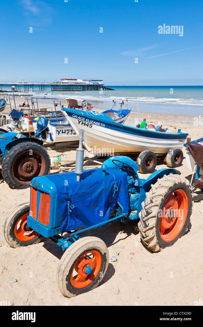 Cromer Beach e trattori Norfolk England Regno Unito GB EU Europe Foto Stock