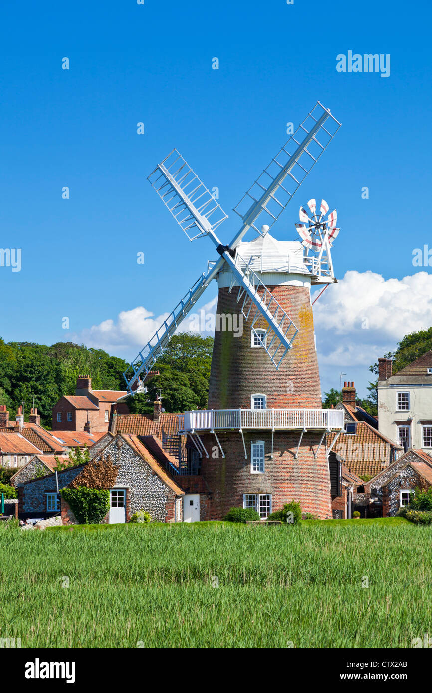 Restaurato 18th secolo mulino a vento a Cley accanto al mare Norfolk East Anglia Inghilterra UK GB Europe Foto Stock