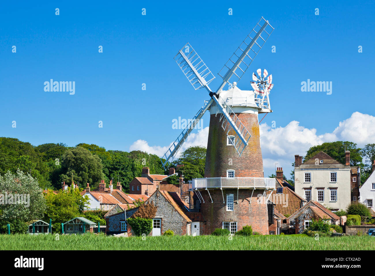Restaurato 18th secolo mulino a vento a Cley accanto al mare Norfolk East Anglia Inghilterra UK GB Europe Foto Stock