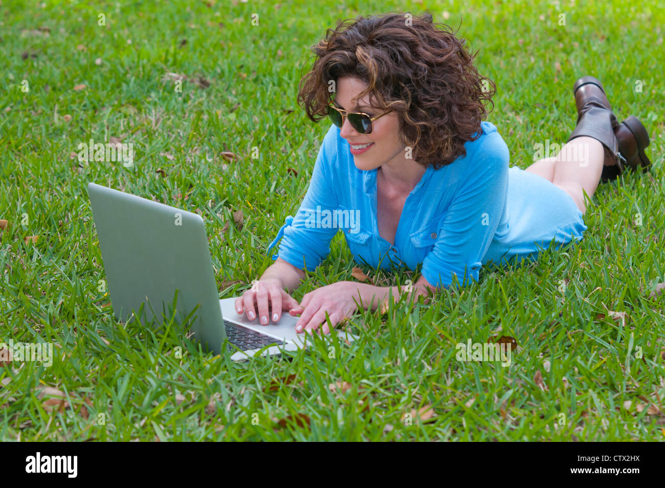 La donna caucasica studente all'aperto su un computer portatile Foto Stock