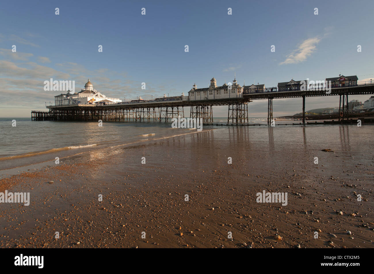 Eastbourne Pier a bassa marea in East Sussex, Inghilterra, Regno Unito. Foto Stock