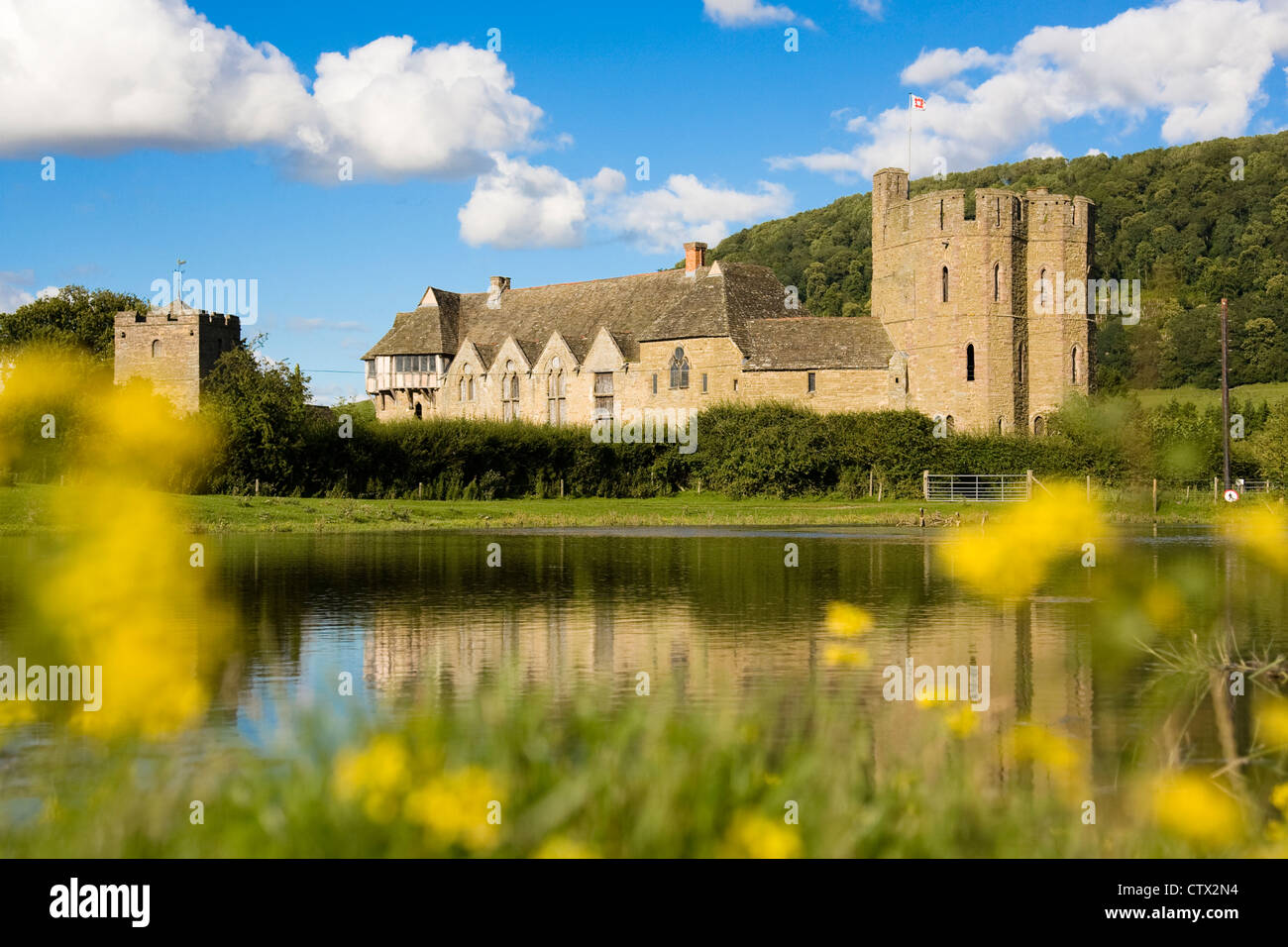 Shropshire paesaggio: Stokesay Castle vicino a Ludlow è bagnata dal sole estivo con cieli blu e soffici nuvole. Foto Stock