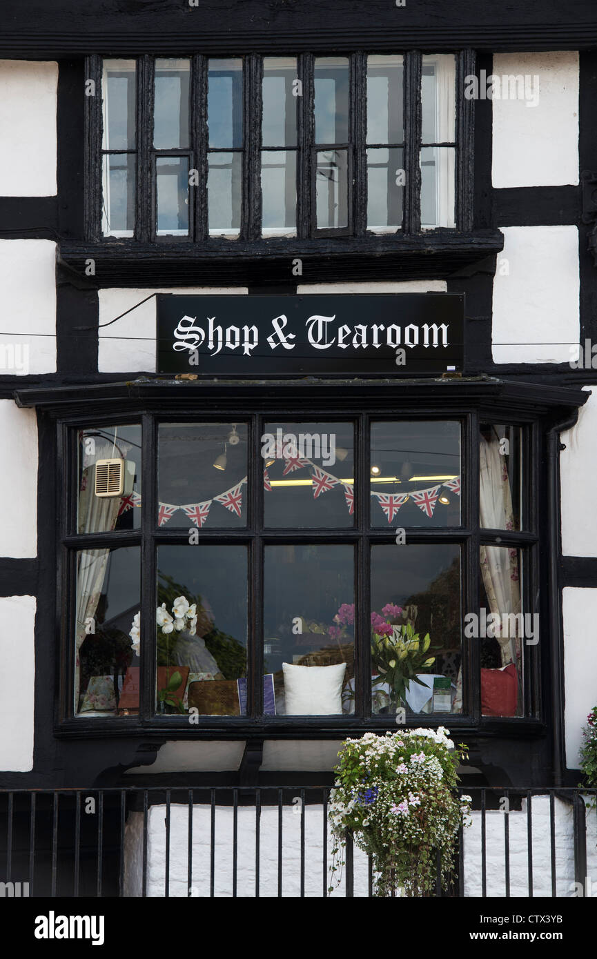 English Shop e sala da tè in una in bianco e nero in inglese con cornice in legno edificio. Pembridge. Herefordshire. Inghilterra Foto Stock
