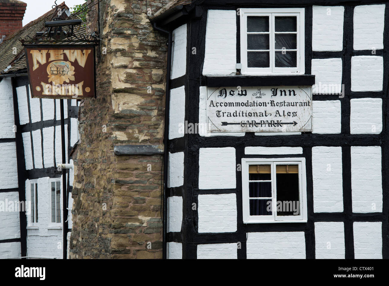 Il New Inn public house. In bianco e nero in inglese con cornice in legno edificio. Pembridge. Herefordshire. Inghilterra Foto Stock