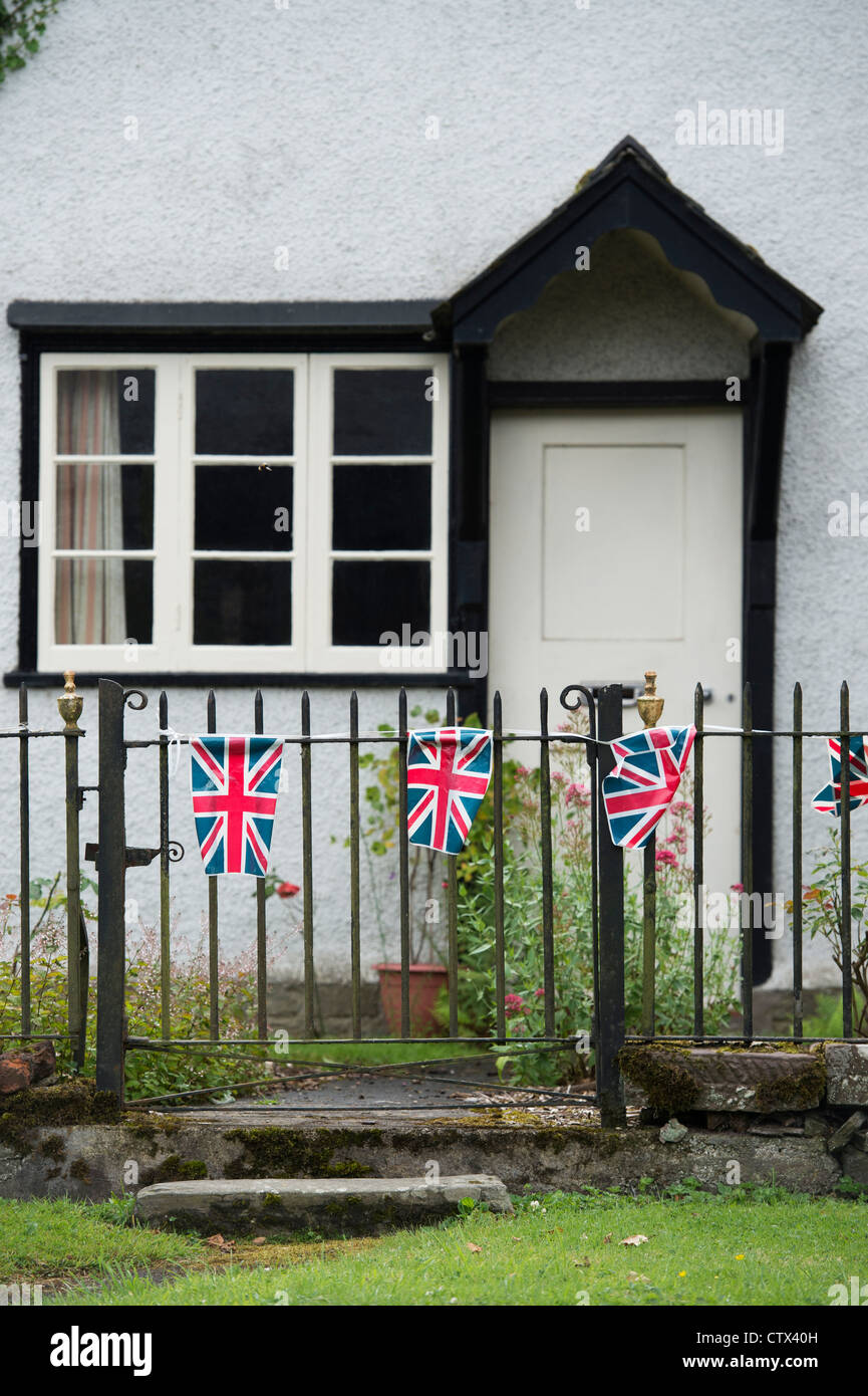 Unione Jack bunting su un cottage gate. Pembridge. Herefordshire. Inghilterra Foto Stock