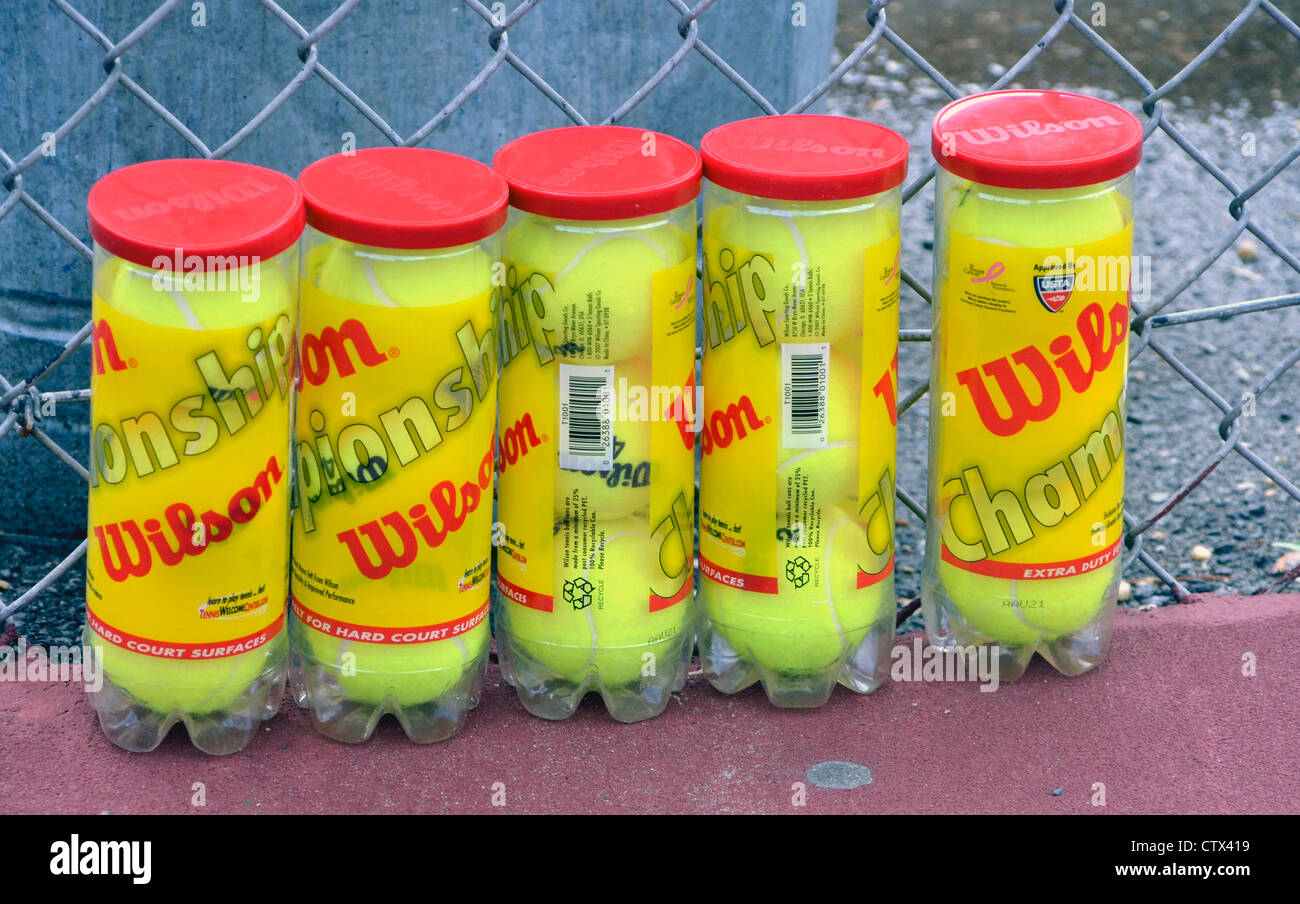 Contenitori di palle da tennis Foto Stock