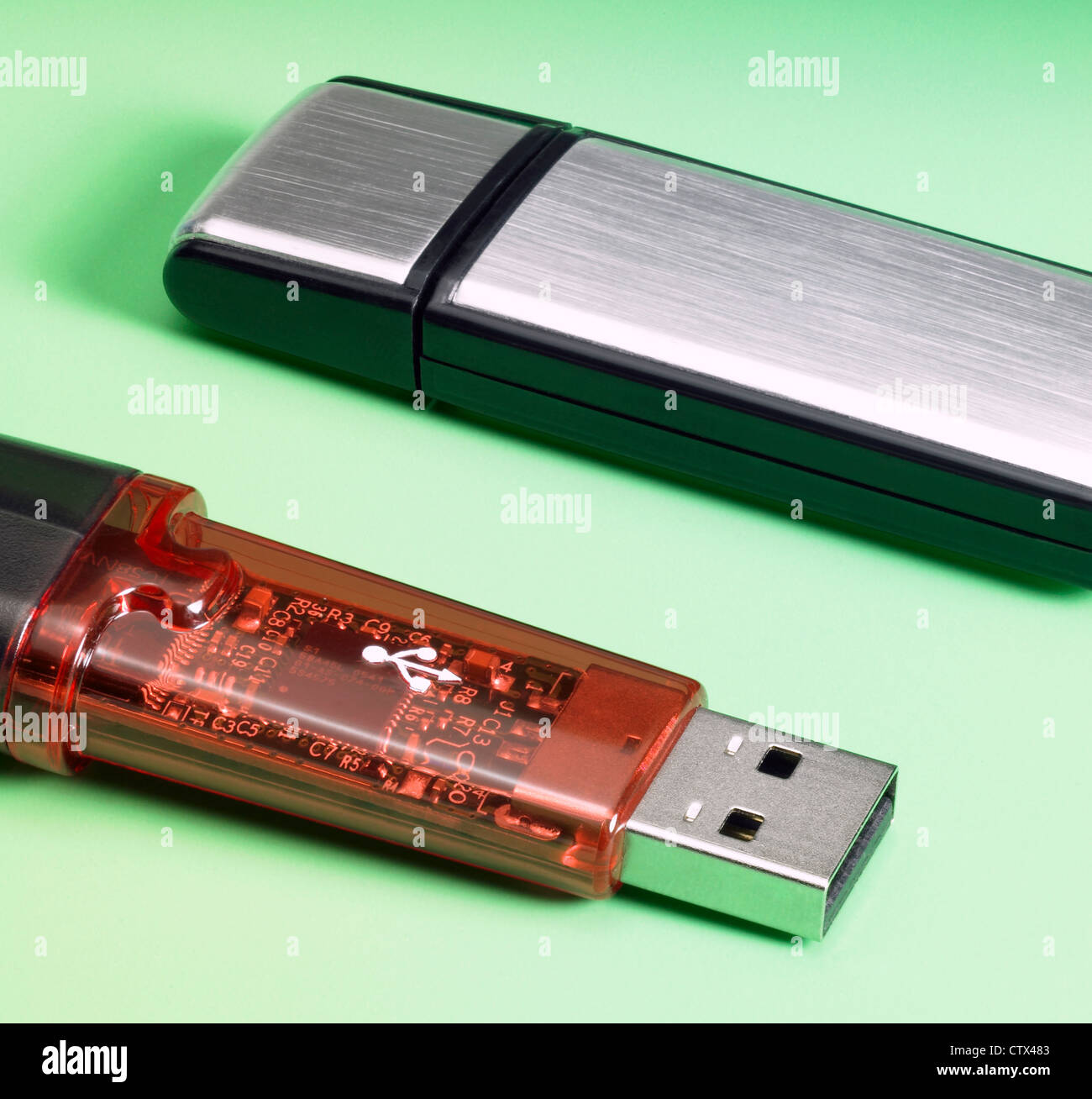 Studio fotografico di 2 stick USB nella schiena verde Foto Stock