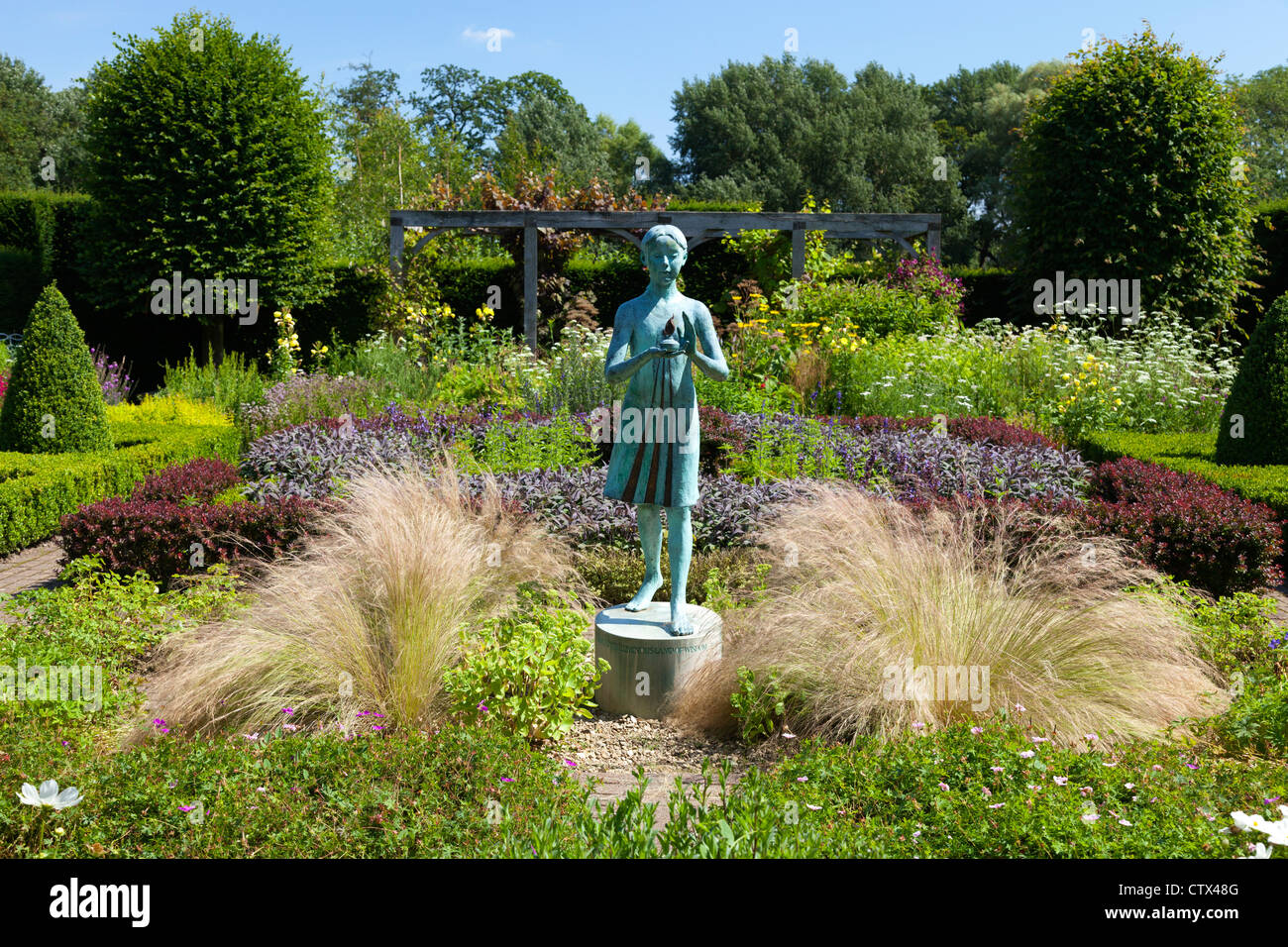 Giardini Waterperry - scultura della piccola ragazza blu con una lanterna 3 Foto Stock