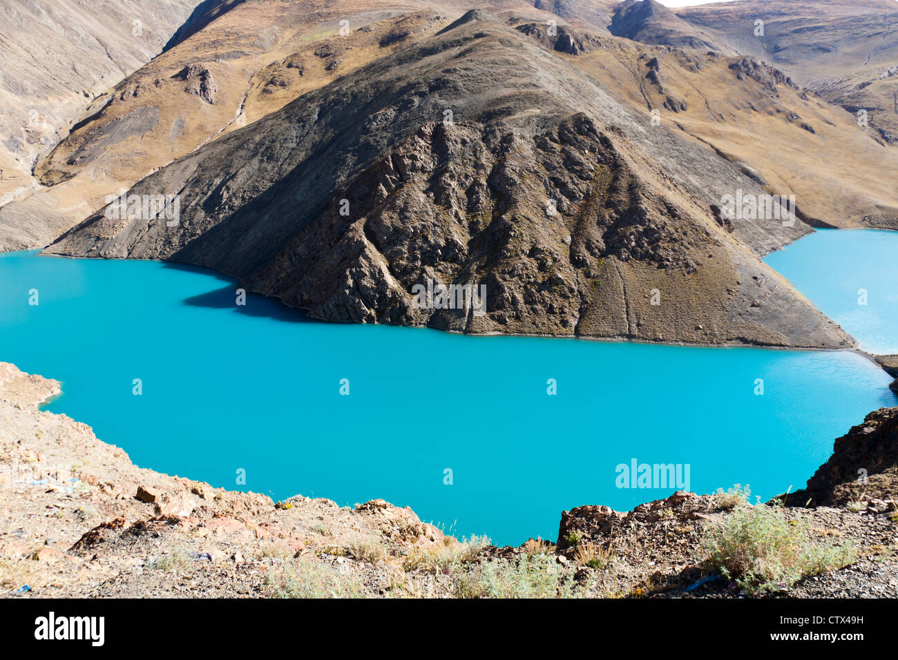 Yamdrok Yumsto lago circondato da montagne di neve che è il maggior lago sacro in Tibet. Foto Stock