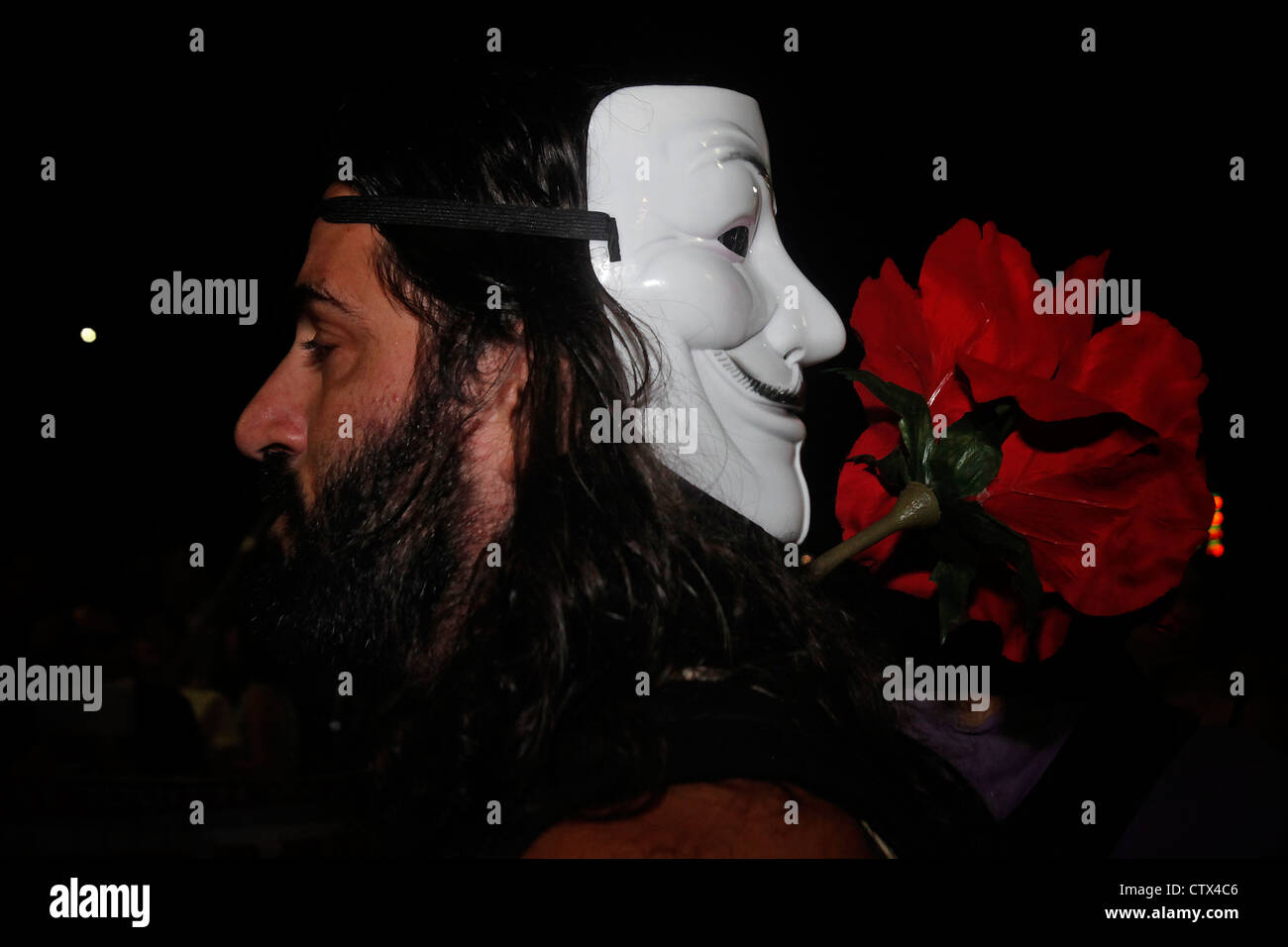 Un manifestante israeliano indossa una maschera Guy Fawkes usata dal movimento anonimo partecipa al costo della protesta vivente a Tel Aviv Israele. La maschera di Guy Fawkes è un simbolo ben noto per il gruppo hacktivist on-line Anonymous utilizzato nelle proteste anti-government e anti-establishment in tutto il mondo. Foto Stock