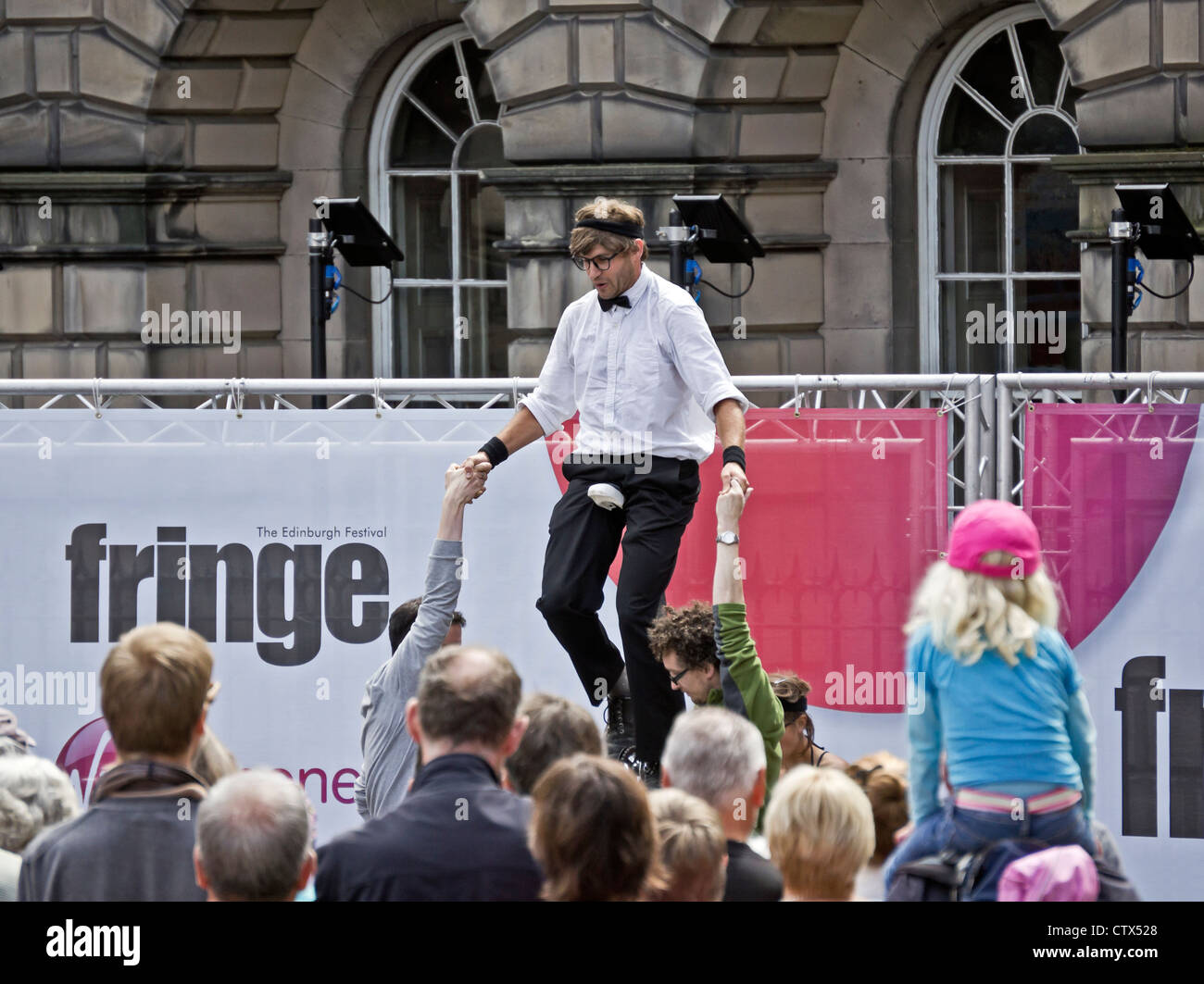 Monocycle performer at The Edinburgh Festival Fringe intrattenere i visitatori nel Royal Mile di Edimburgo il primo giorno. Foto Stock