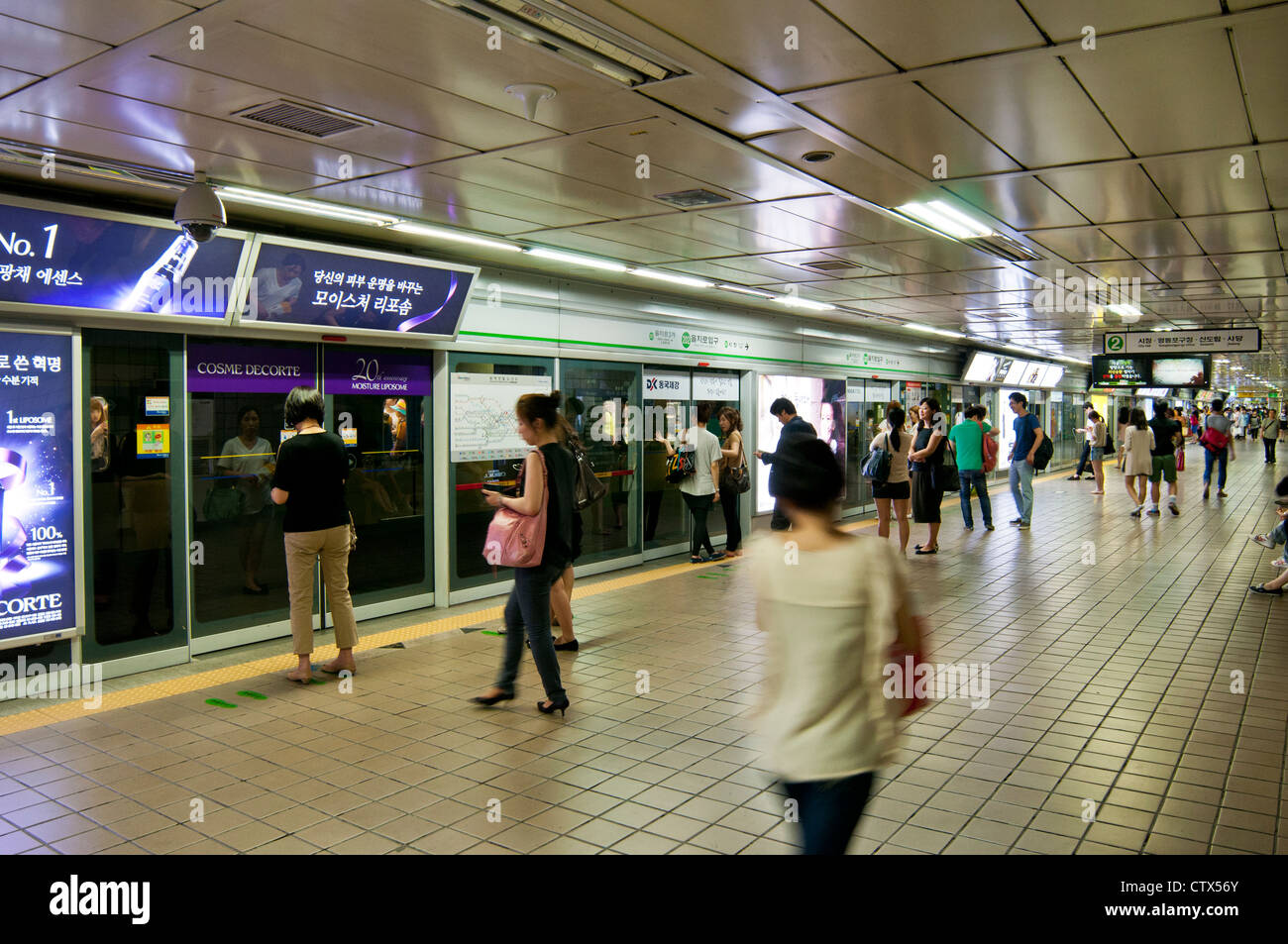 I passeggeri in attesa di treno, metropolitana piattaforma, Seoul, Corea Foto Stock