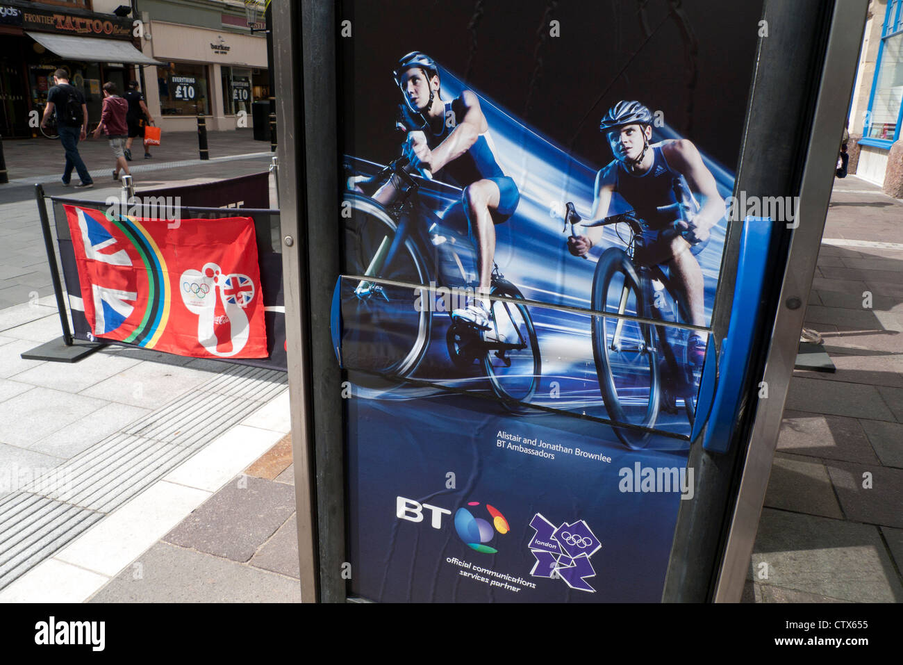 2012 Olimpiadi di Londra Brownlee fratelli escursioni in bicicletta la sponsorizzazione da parte di BT British Telecom su cabine telefoniche a Cardiff Regno Unito KATHY DEWITT Foto Stock