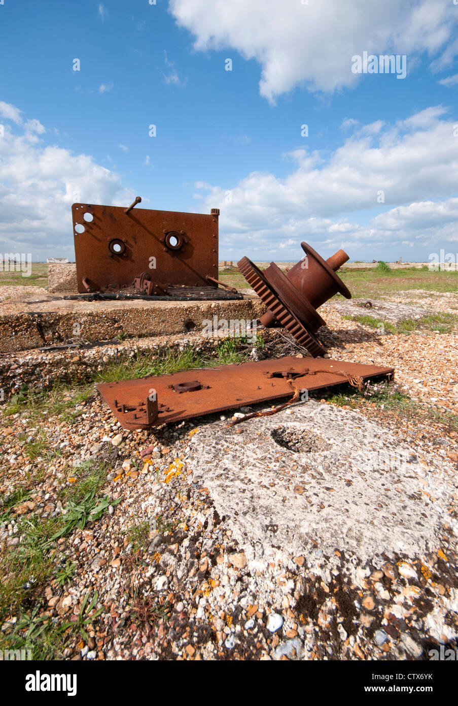 Vecchi macchinari arrugginiti sulla spiaggia di ciottoli di Dungeness, Kent Foto Stock