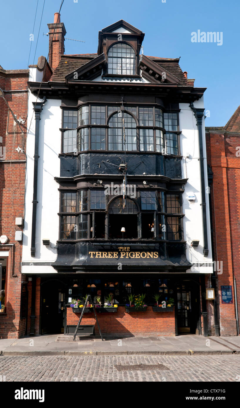 I tre piccioni pub di Guildford High Street, nel Surrey in Inghilterra Foto Stock