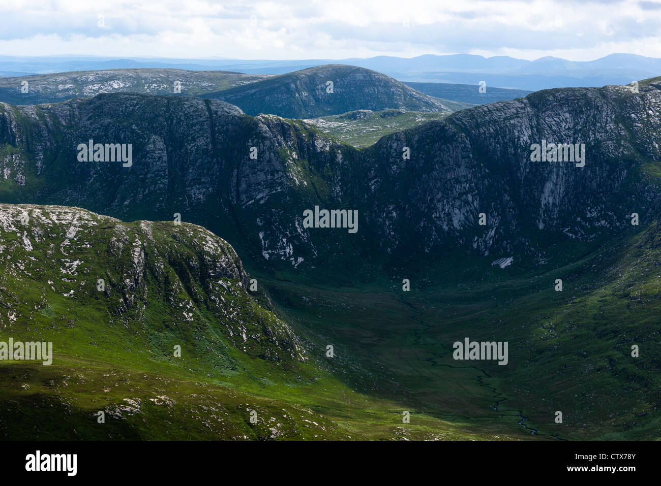 Vista da Mount Errigal di veleno glen e monti Derryveagh nel castello e parco nazionale di Glenveagh, Donegal, Irlanda. Foto Stock