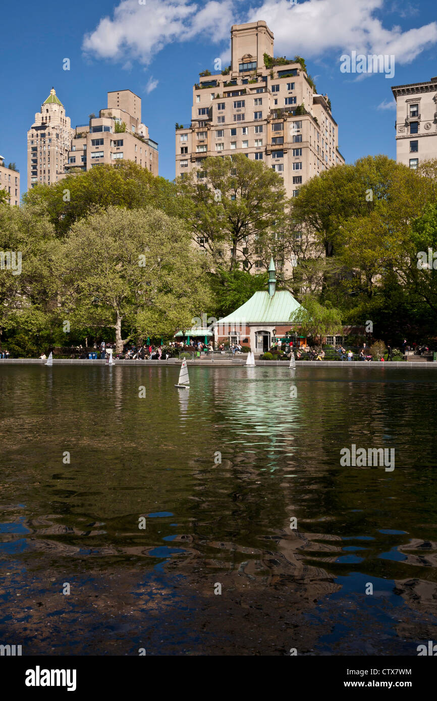 Conservatorio giocattolo di acqua in barca a vela il laghetto nel parco centrale, NYC Foto Stock