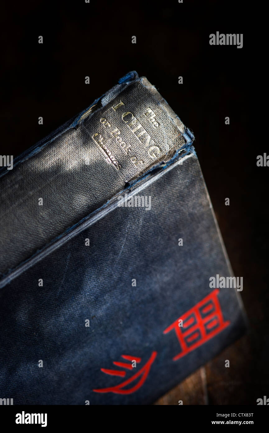 I Ching libro. Il cinese classico 'libro dei cambiamenti ' contro uno sfondo scuro Foto Stock