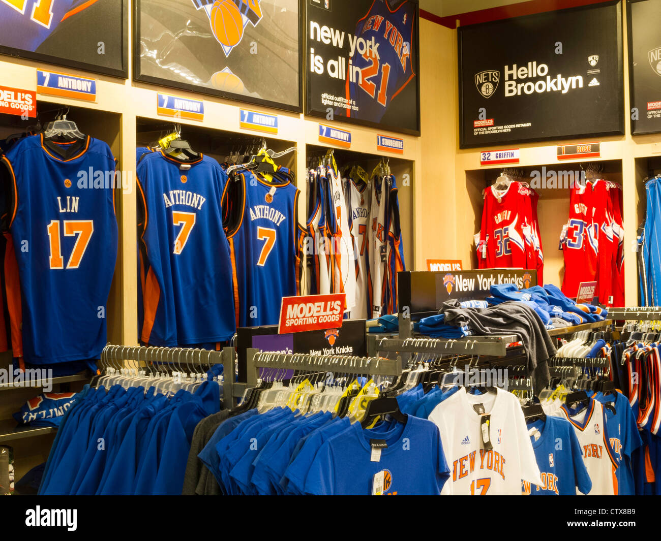 NBA Maglie, Modell il negozio di articoli sportivi interni, NYC Foto stock  - Alamy