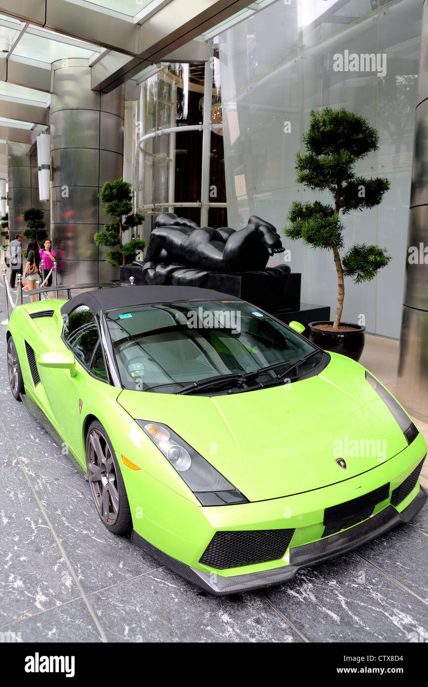 Verde Sport Lamborghini auto parcheggiate in hotel e il piazzale antistante con Fernando Botero scultura dietro. Foto Stock