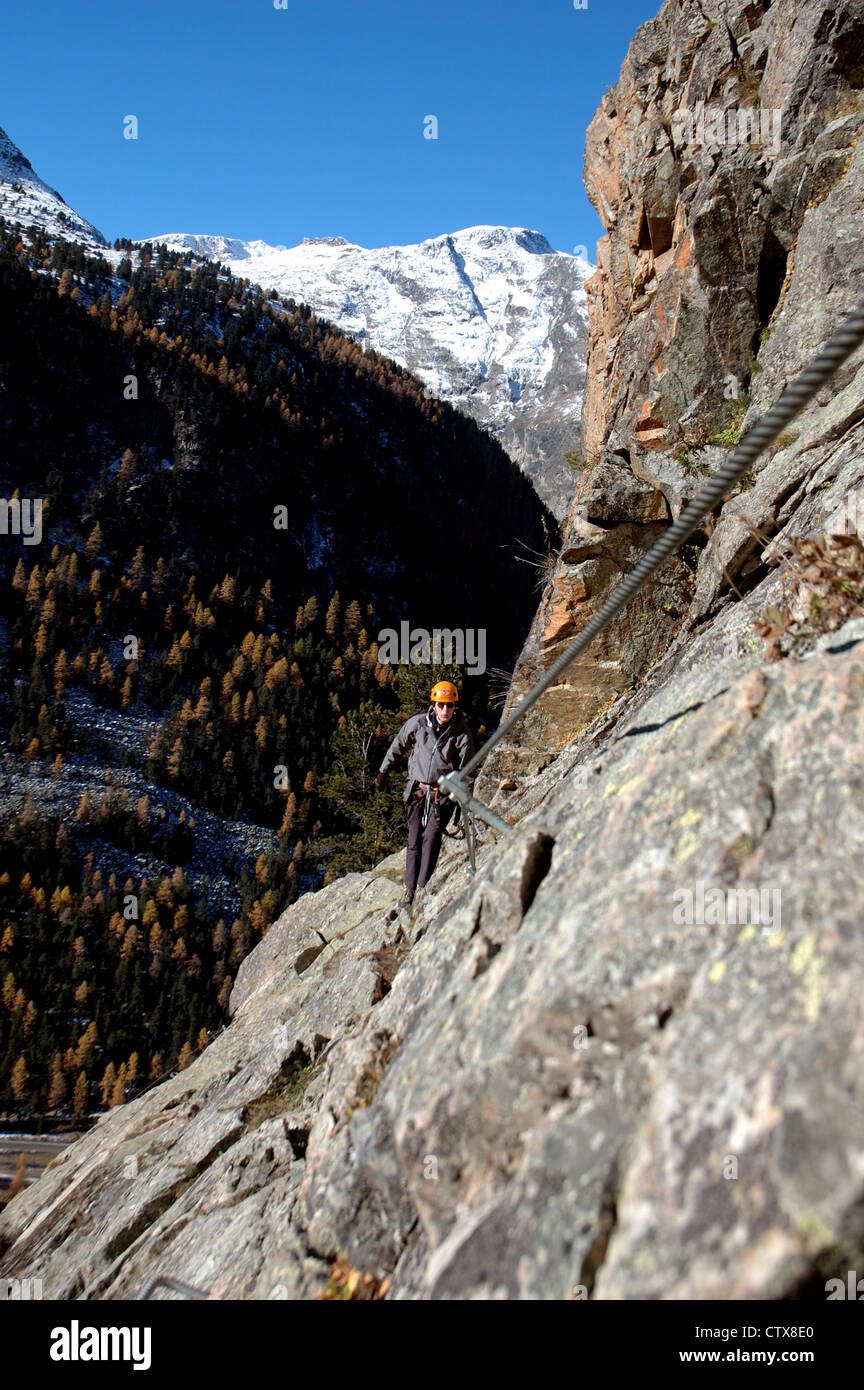 Scalatore su La Resgia, una via ferrata in Pontresina Engadin St. Moritz svizzera Foto Stock