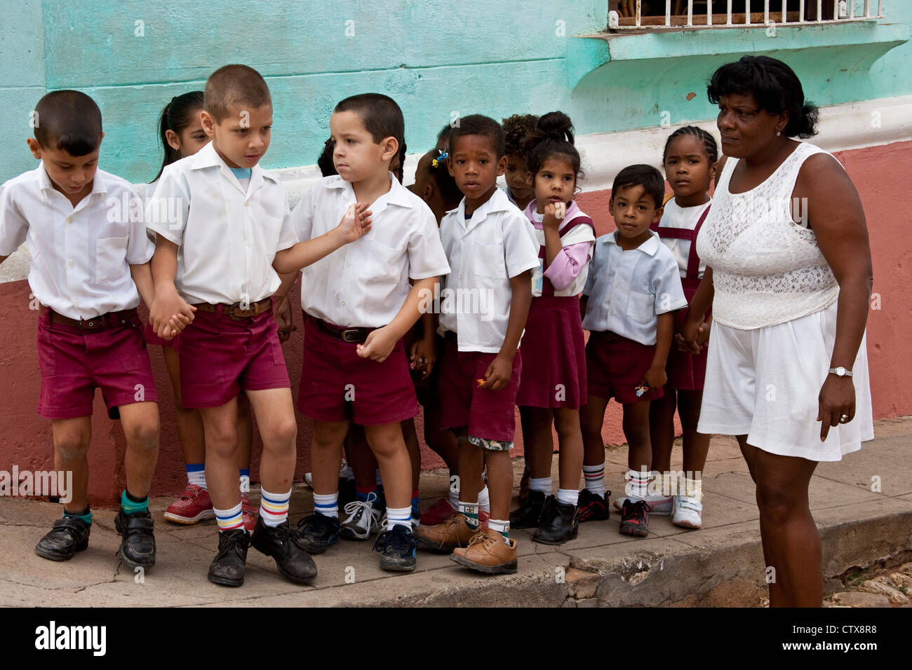 Scuola cubana Bambini con insegnante, Trinidad, Cuba Foto Stock