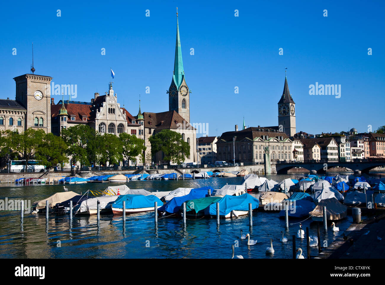 Una vista di Zurigo attraverso la Limmat, Svizzera Foto Stock