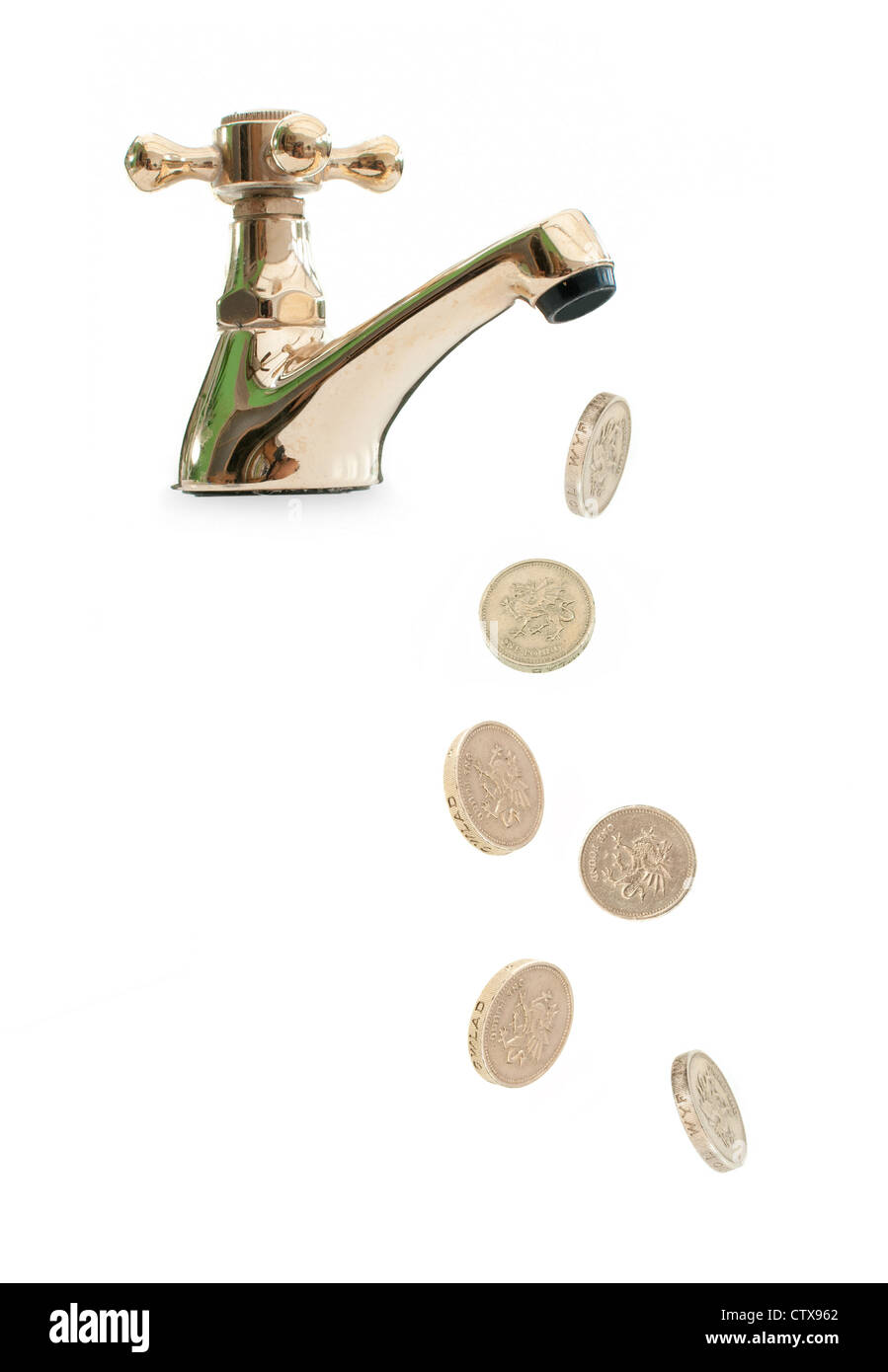 Pound monete in uscita di un rubinetto Foto Stock