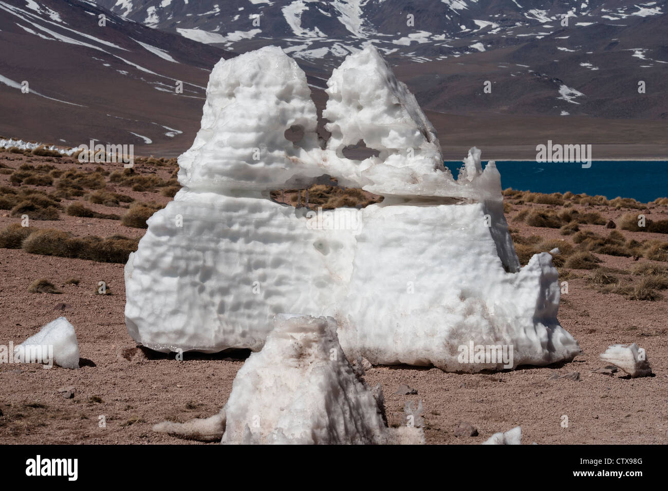 Snow scolpito dal vento anteriore della Laguna Miscanti Reserva National los Flamencos Atacama Ande Nord del Cile Ottobre Foto Stock