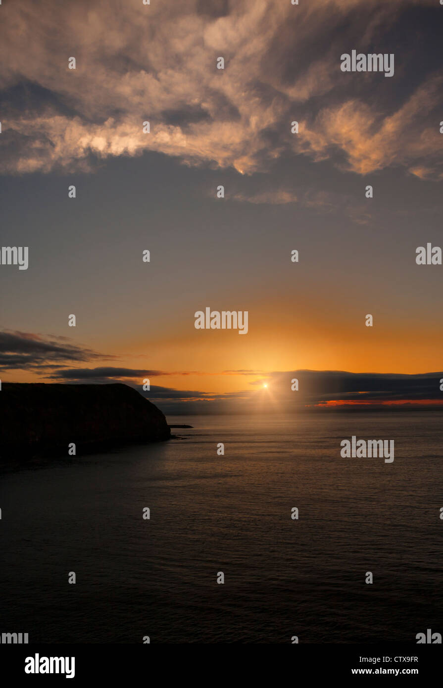 Un tramonto sul mare del Nord prese da Staithes guardando verso di Cleveland. Foto Stock
