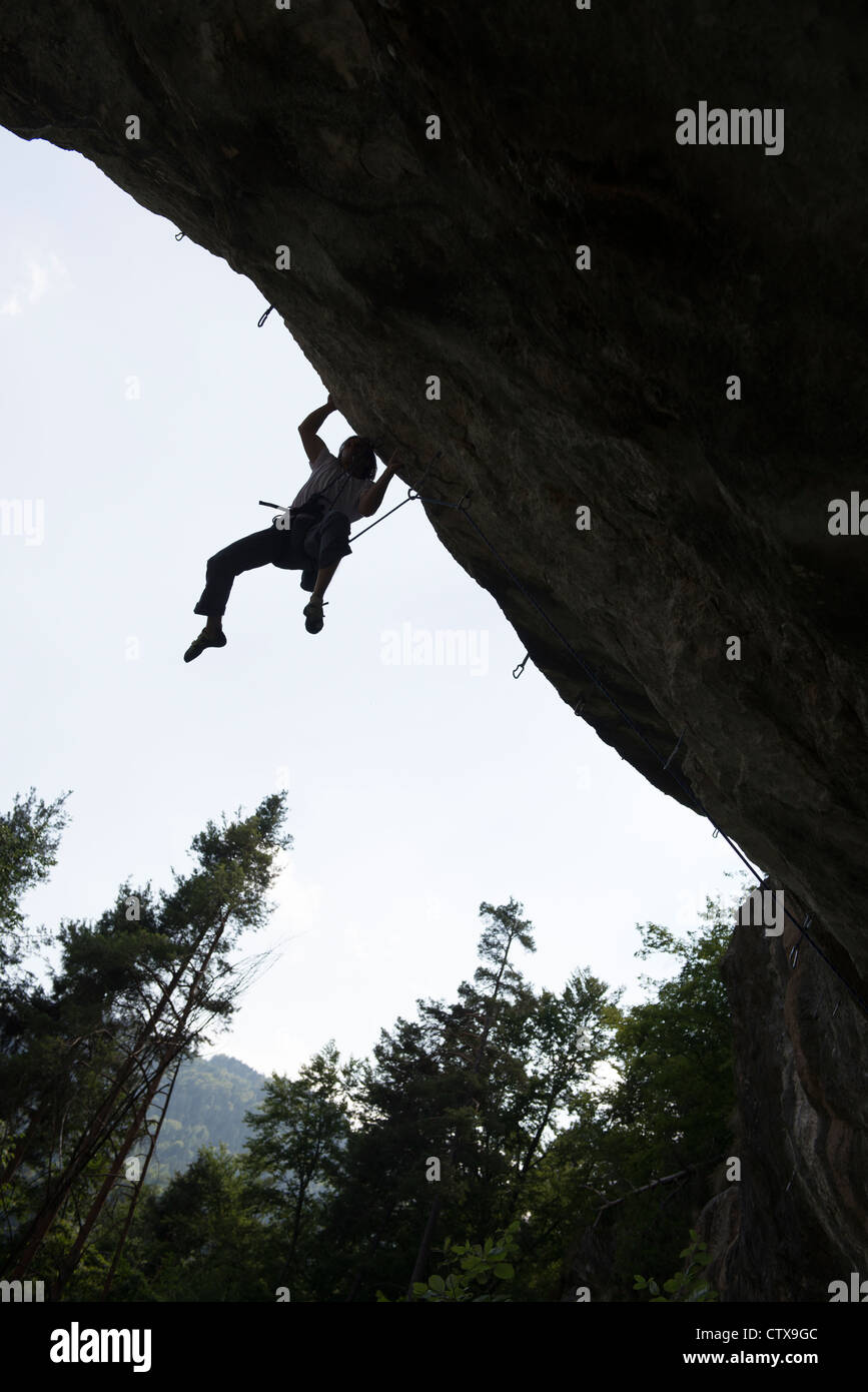 Kletterer Überhang im - scalatore sulla ripida parete Foto Stock