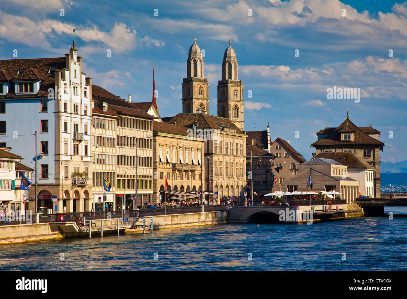 Una vista di Zurigo attraverso la Limmat, Svizzera Foto Stock