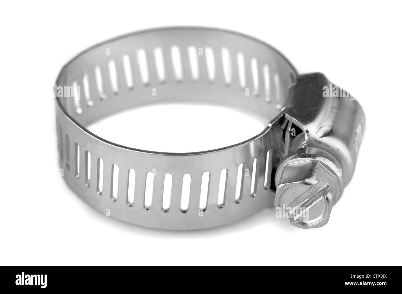 Nuovo tubo di metallo morsetto isolato su bianco Foto Stock