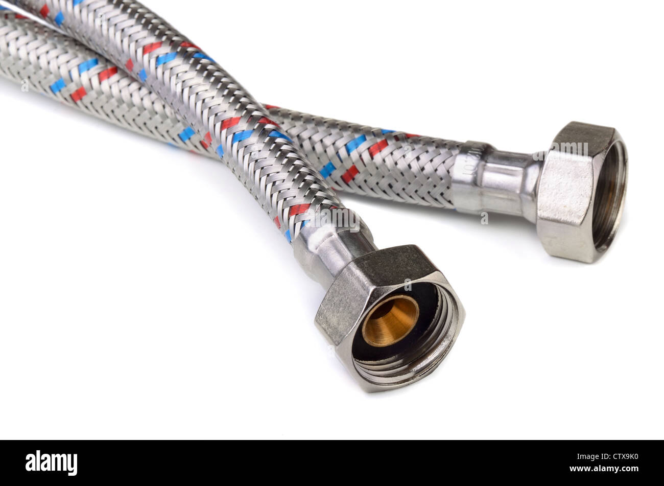 Flessibile intrecciata flessibile di acqua su sfondo bianco Foto Stock