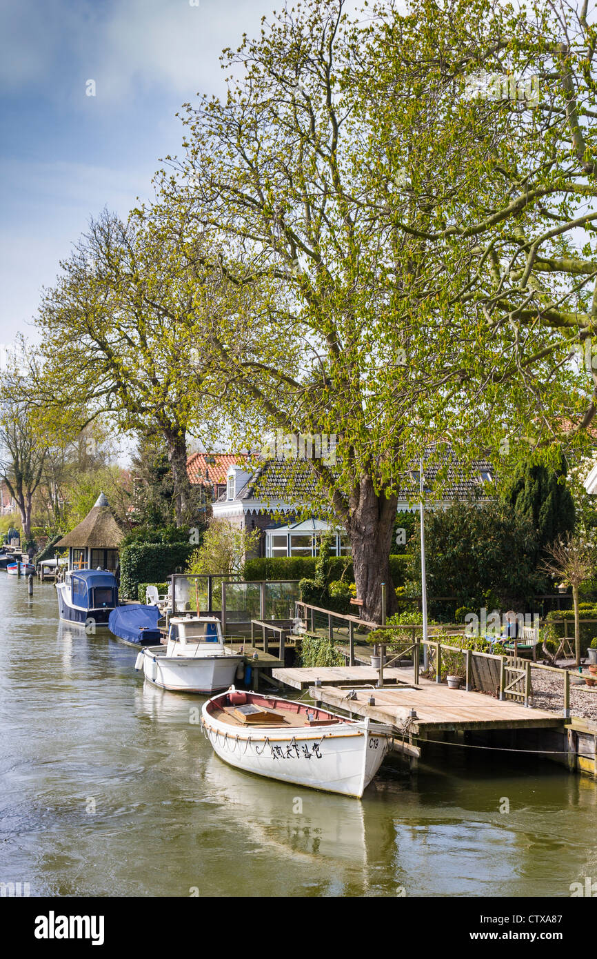 Barche nel canale di Muiden villaggio nel Nord Olanda, Paesi Bassi. Foto Stock