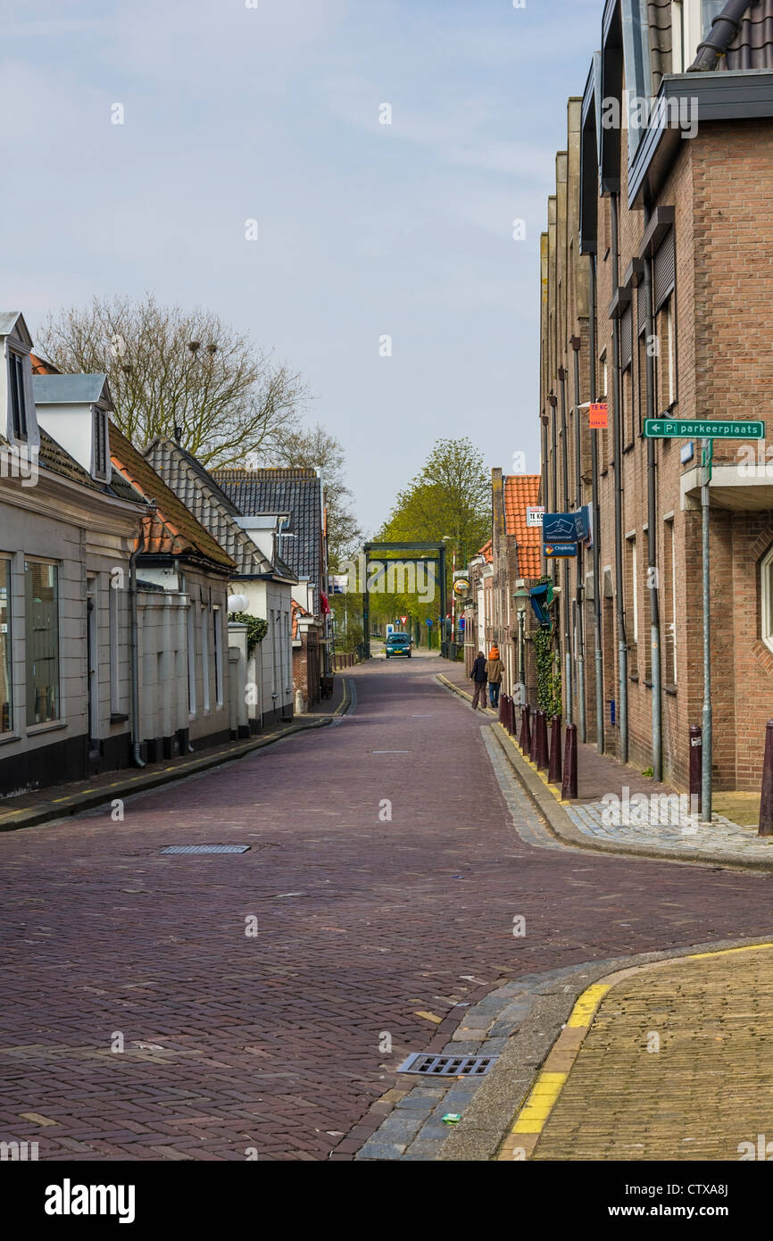 Street nel villaggio di Muiden, nell'Olanda del Nord, nei Paesi Bassi. I turisti devono parcheggiare fuori del villaggio e camminare attraverso la città. Foto Stock