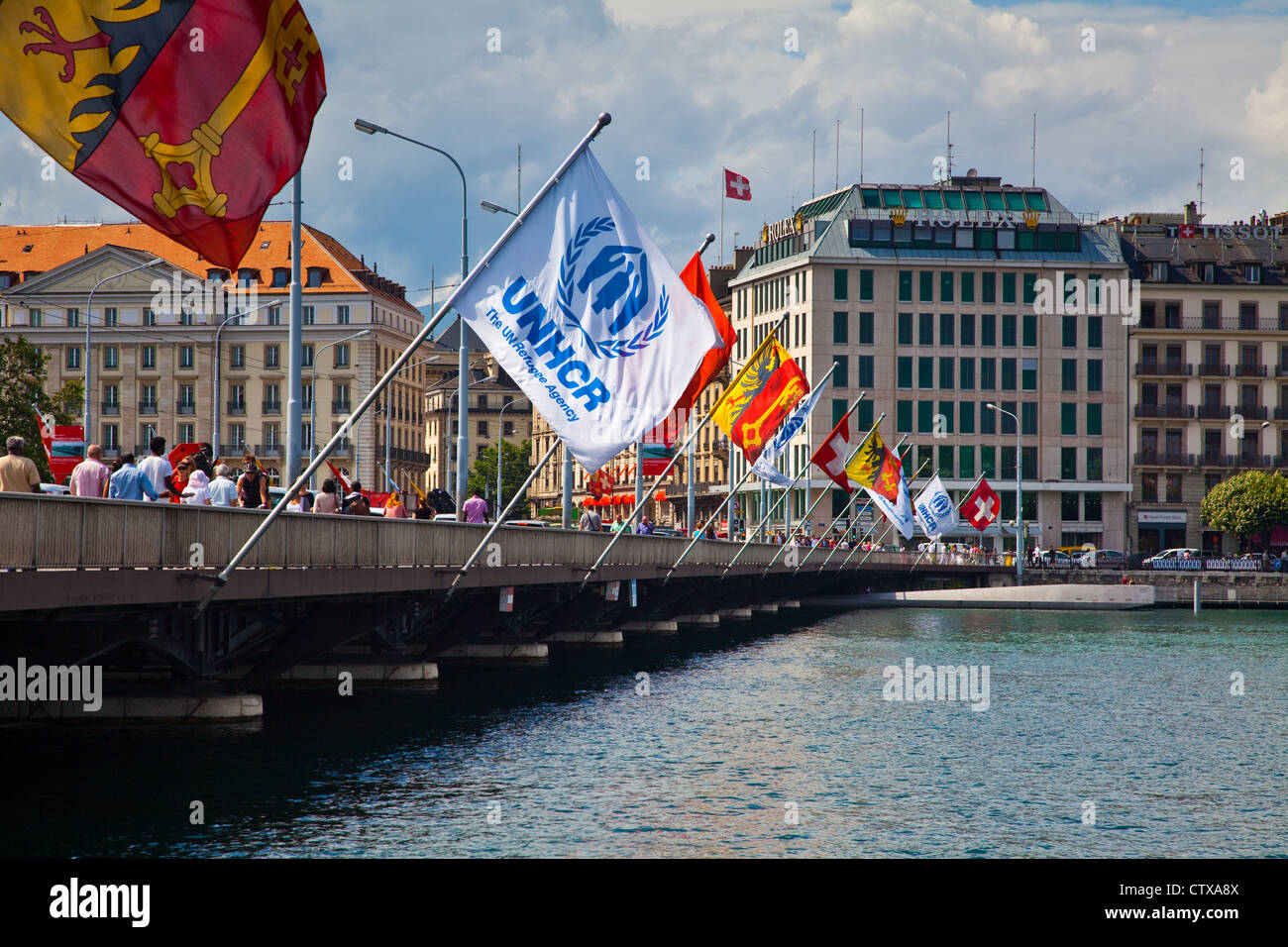 Bandiere che sventolano sul Pont du Mont Blanc a Ginevra, Svizzera Foto Stock
