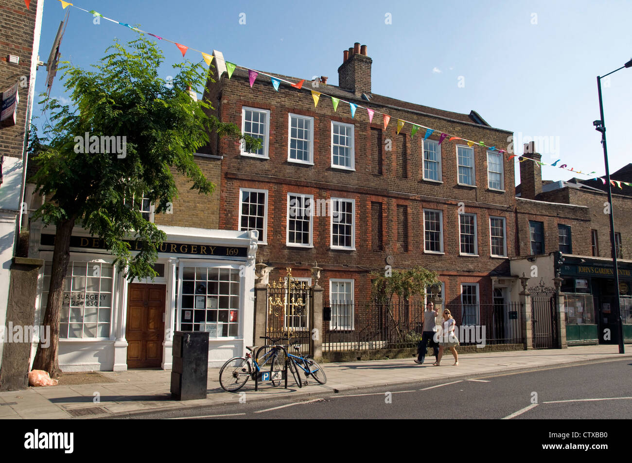 Queen Anne case o molto presto Georgian 1714 o 1715 Edificio di mattoni rossi della sorella posto 169 171172 Stoke Newington Church Street Foto Stock