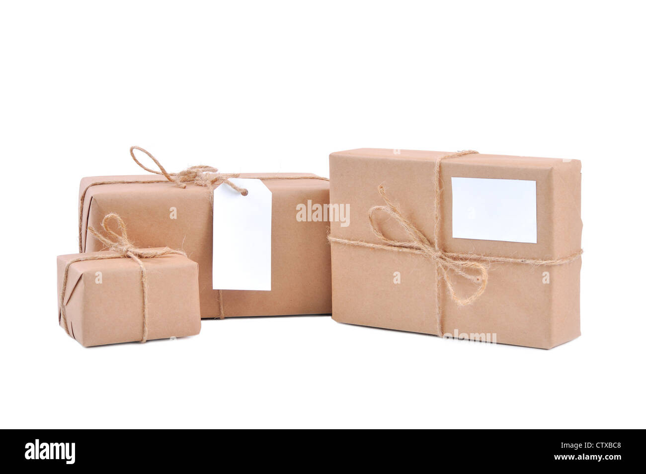 Tre pacchetti di marrone con le etichette vuote su bianco Foto Stock