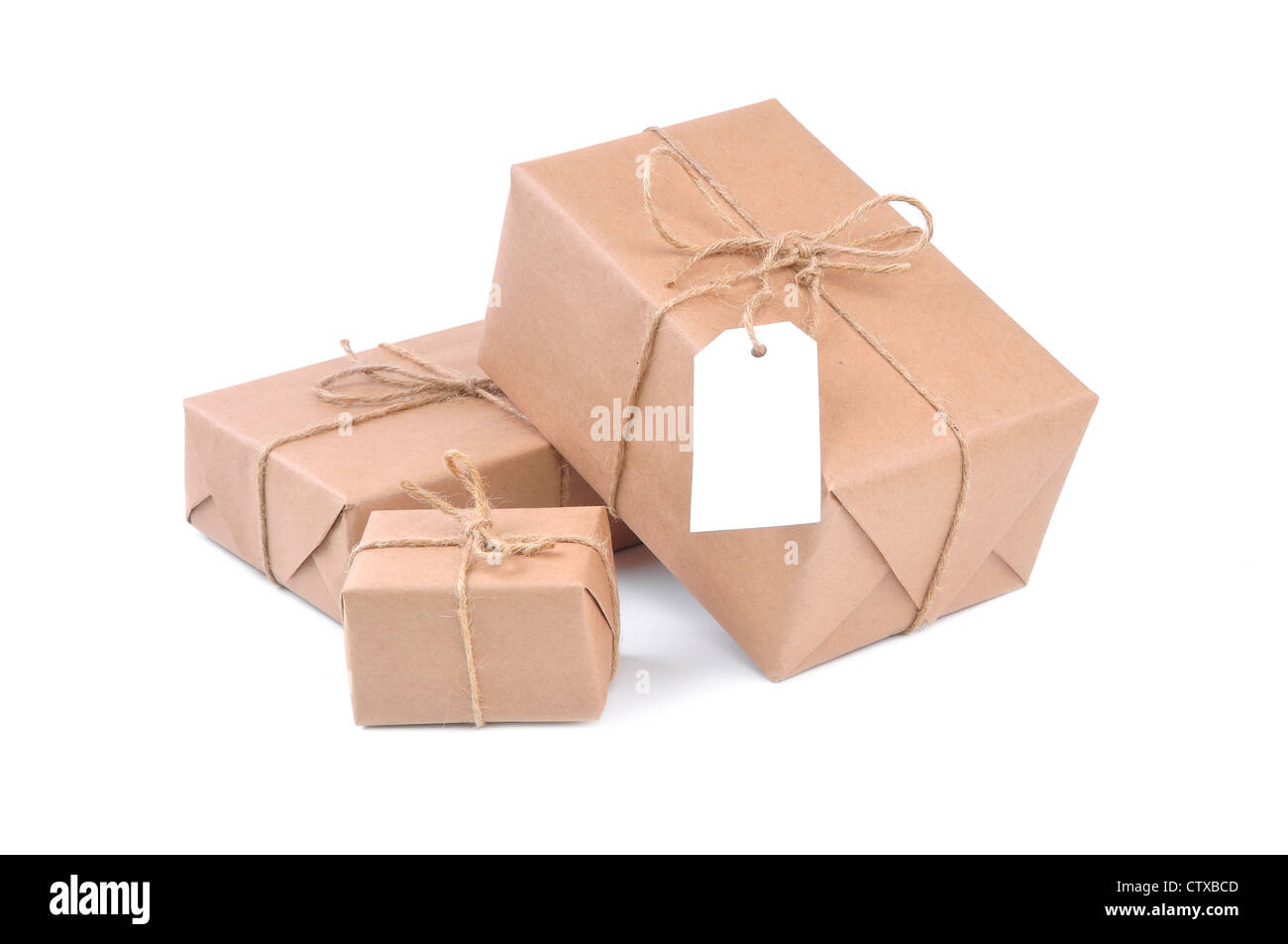Tre pacchetti di marrone su bianco Foto Stock