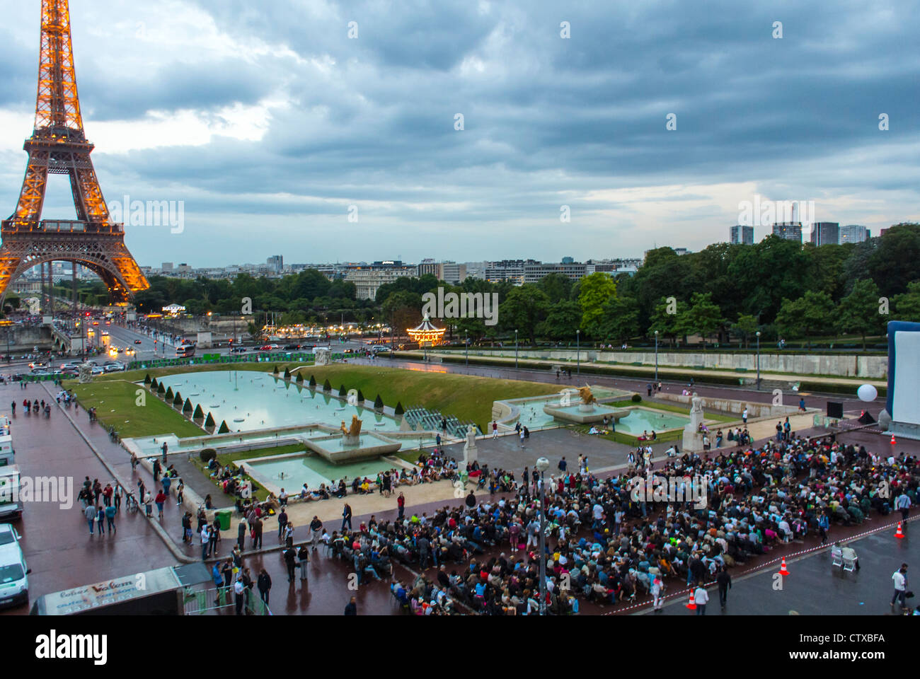 Parigi, Francia, grande udienza all'aria aperta, spettacolo cinematografico, 'Forum des Images', nei Giardini del Trocadero, con la Torre Eiffel Foto Stock