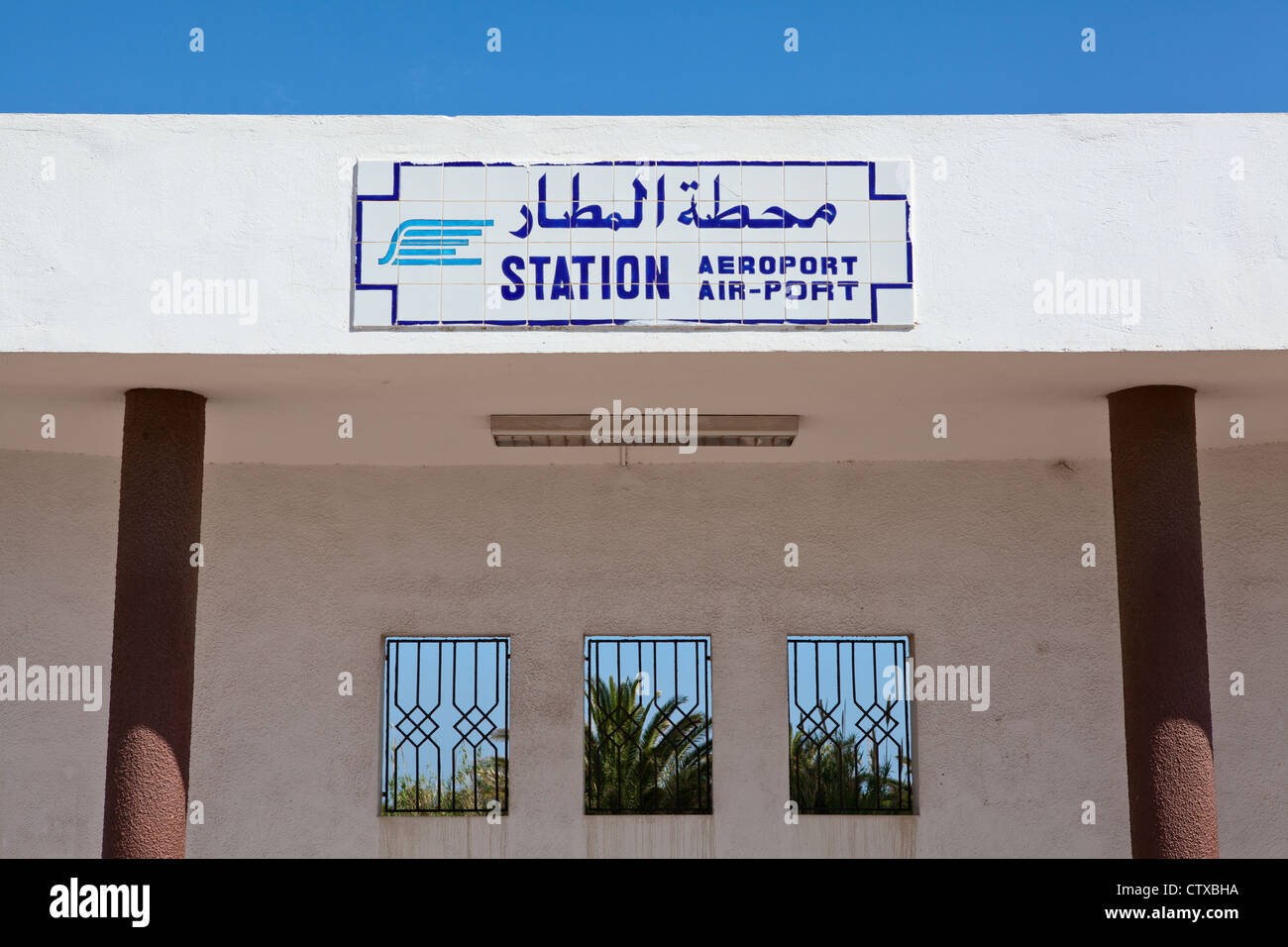 "L'aeroporto internazionale di stazione" della piastra sulla parete della stazione. Inglese e Arabo iscrizione sul bordo. Monastir, Tunisia5 Foto Stock