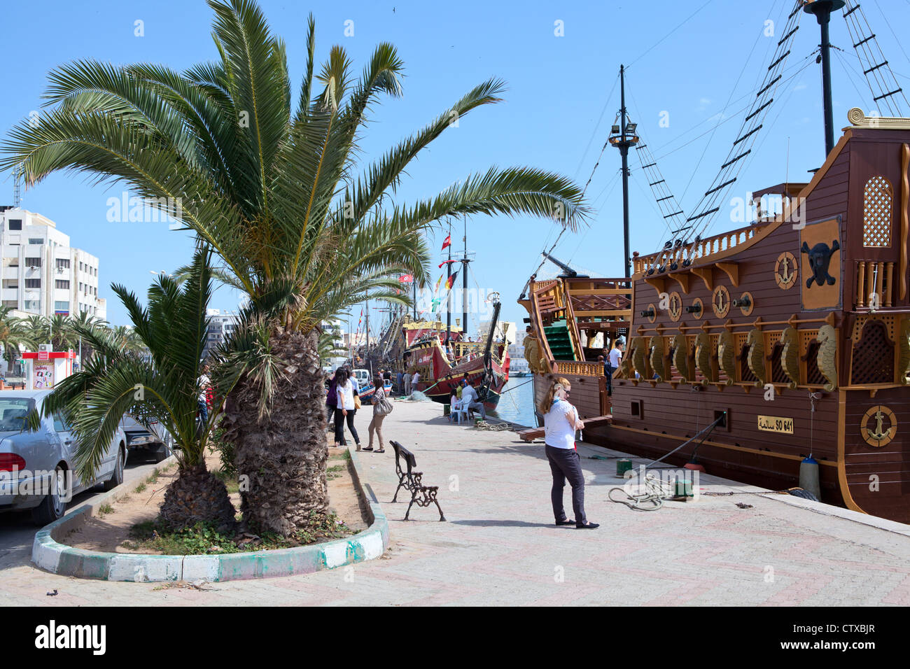 Lo styling di antiche navi nel porto di Sousse, Tunisia, Africa. Le persone in piedi sul terrapieno Foto Stock