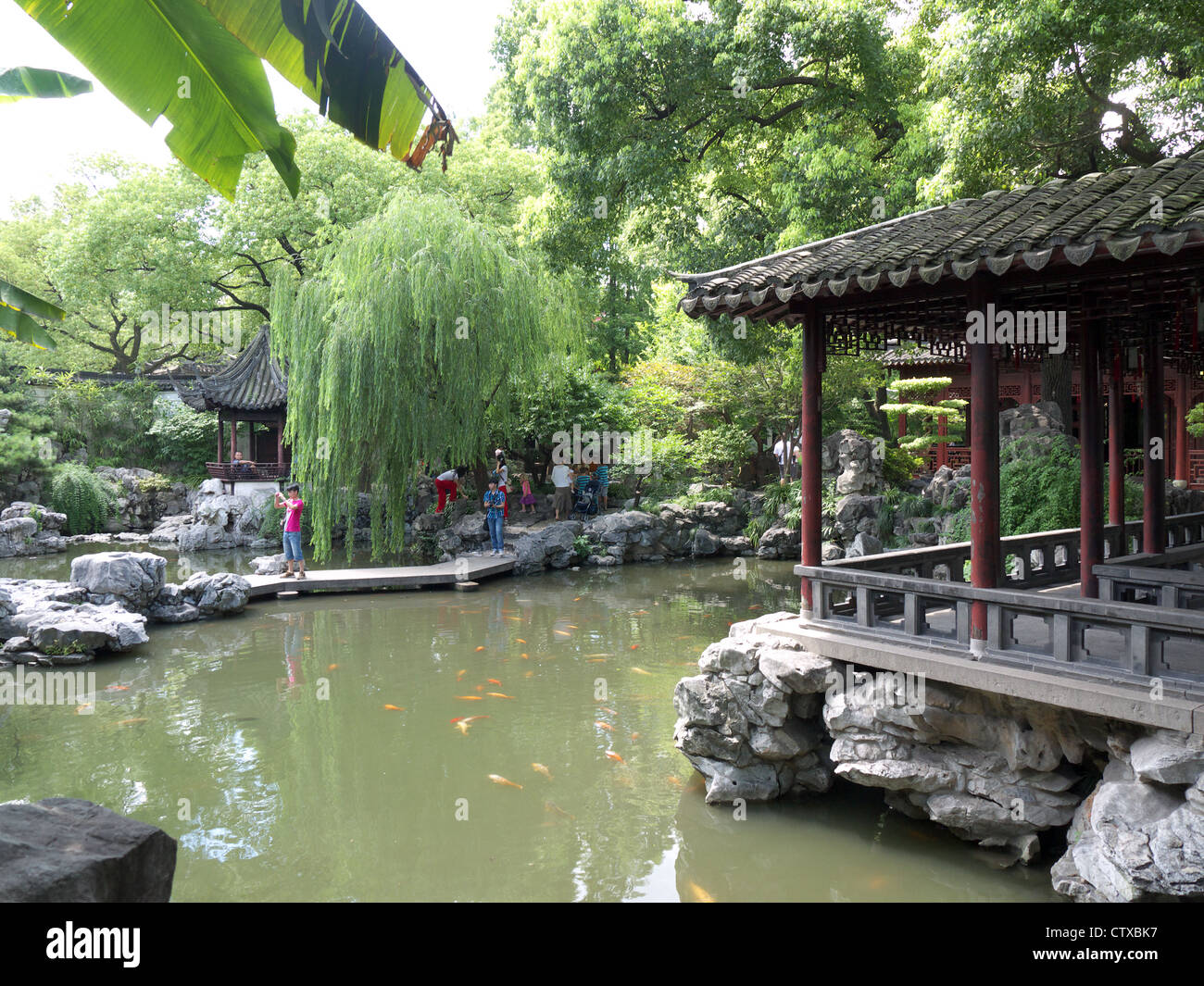 Vista di un grande stagno in il Giardino di Yuyuan Shanghai in Cina Foto Stock