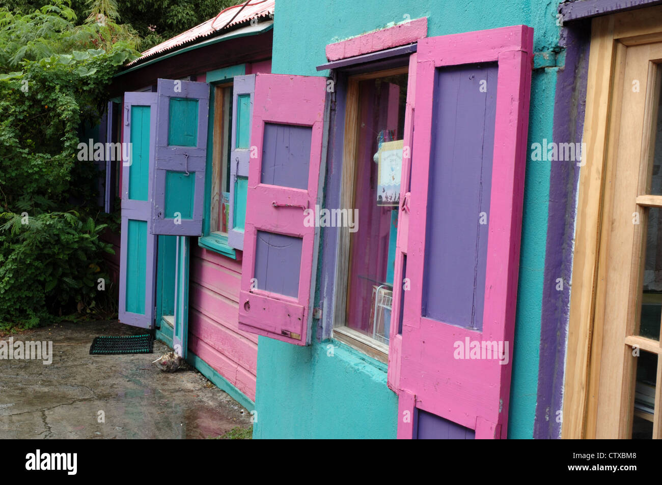 Edifici colorati donano a Road Town di Tortola un carattere felice Foto Stock