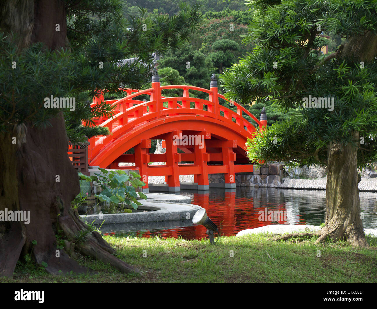 Una vista del rosso di legno verniciato Zi Wu Bridge nel Giardino Nan Lian un parco pubblico a Diamond Hill, Hong Kong Foto Stock